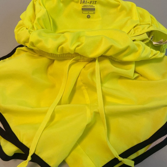 Women’s Nike Tempo Dri Fit Neon Bright Shorts - Picture 3 of 8